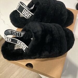 🩵SOLD🩵 UGG Black Fluffy Slides size 8